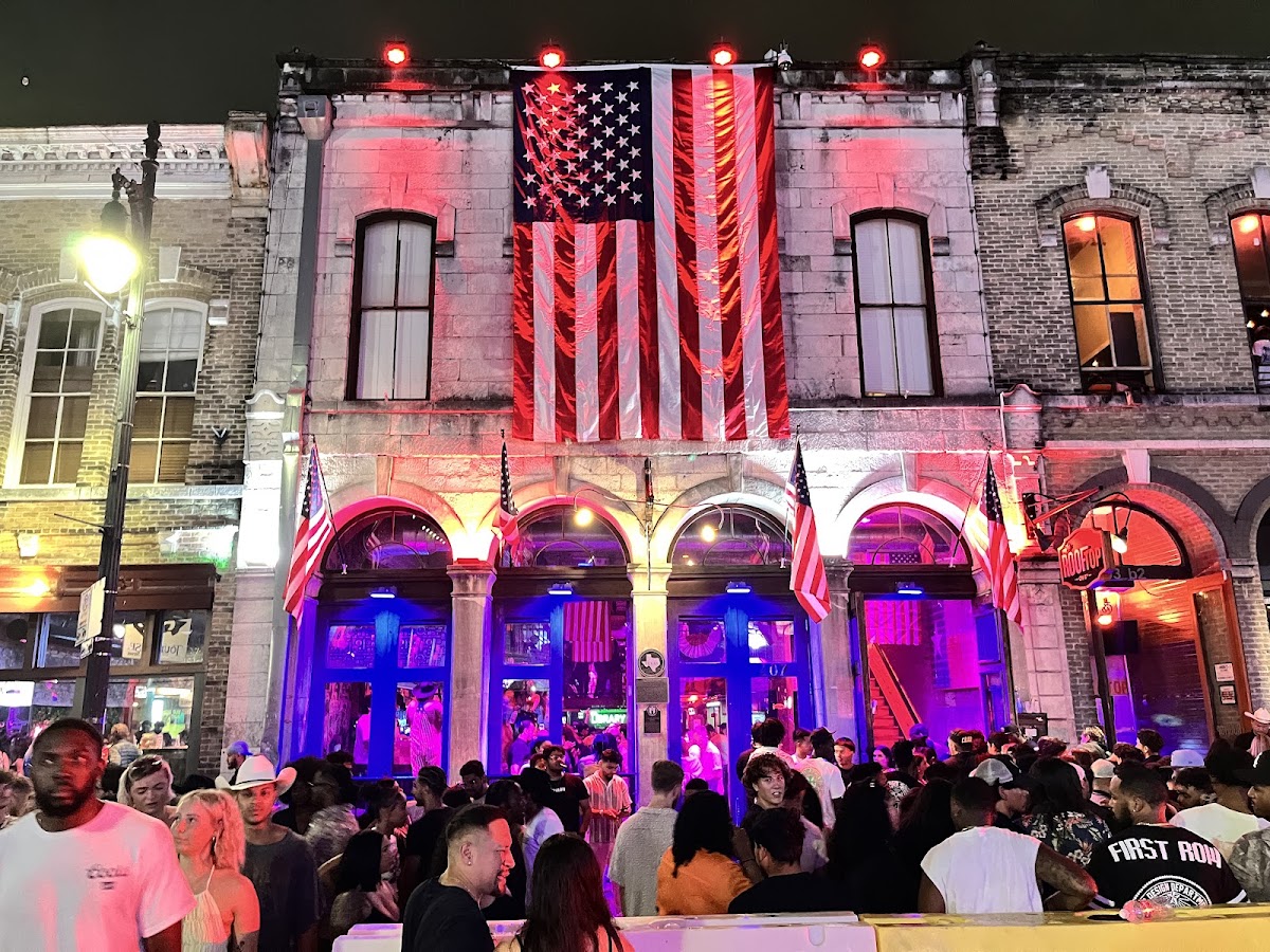 Crowds outside the bars on 6th Street in downtown Austin on a Saturday night